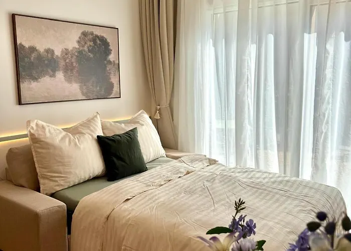 Garden Waltz Terrace And Ac Apartment *